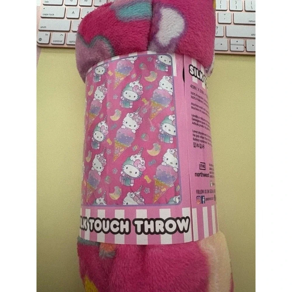 Hello Kitty silk touch throw‎